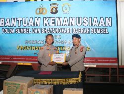 Polda Sumsel Kirim dan Serahkan Bantuan Logistik Kepada Korban Bencana Banjir Sumut Lewat Jalur Darat