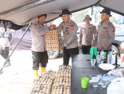 Polisi Bagikan Makanan untuk Korban Banjir, Redam Kepanikan dan Pastikan Distribusi Bantuan Tetap Lancar