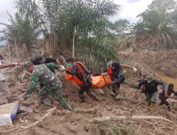 TNI dan Tim Gabungan Evakuasi Jenazah Korban Banjir Bandang di Langkahan