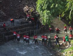 Gerak Cepat Yonarmed 8/UY dalam Membantu Pemulihan dan Penguatan Struktur Tebing Sungai di Kaliwates Akibat Longsor