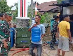 Mabes TNI Salurkan 5.300 Liter Air Bersih untuk Korban Pascabanjir di Wilayah Koramil 13/Baktiya