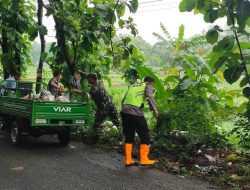 Cegah Banjir, TNI–Polri dan Warga Nogosari Kompak Bersihkan Sampah di Kali Miri