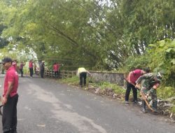 Cegah Banjir, TNI–Polri dan Warga Nogosari Kompak Bersihkan Sampah di Kali Miri