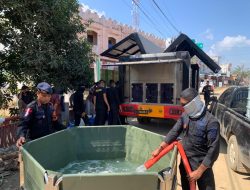 Polri Salurkan Air Bersih dan Bagikan Masker untuk Warga Terdampak Banjir di Nagan Raya