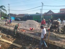 Anggota Koramil 18 Kalijambe Turun dan Berbaur Sama Warga Bangun Talud, Cegah Air ke Jalan