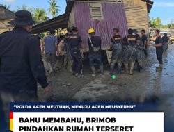 Bahu Membahu, Brimob Pindahkan Rumah Terseret Banjir yang Melintang di Jalan Nasional Tamiang–Langsa