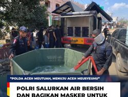 Personel Kompi 3 Batalyon C Pelopor Polda Aceh Menyalurkan Air Bersih dan Membagikan Masker kepada Masyarakat Terdampak Banjir di Kecamatan Tripa Makmur