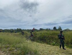 Pos Tarup Satgas Yonif 751/VJS Gelar Kerja Bakti Bersama Warga: Kompak Rawat Lingkungan, Eratkan Kemanunggalan