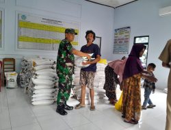 Babinsa Dampingi Penyaluran Bantuan Pangan