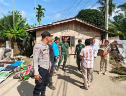 Koramil 06/Samudra Bersama Warga Evakuasi Rumah yang Terseret Banjir dan Menutup Akses Jalan Antar Desa