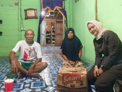 Anggota Komisi 3 DPRD Kabupaten Lingga dari Fraksi Golkar Nova avriliani Memberi Bantuan Sembako Kepada Warga Yang Terrdampak Banjir di desa Marok Kecil