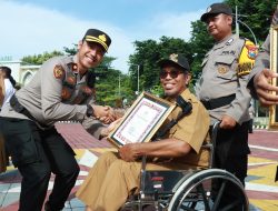 Kapolres Gresik Beri Penghargaan kepada Anggota dan Tokoh Masyarakat yang Berprestasi