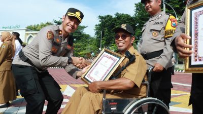 Kapolres Gresik Beri Penghargaan kepada Anggota dan Tokoh Masyarakat yang Berprestasi