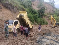 Danramil Babahrot Pimpin Gotong Royong Perbaikan Jalan Tertimbun Longsor