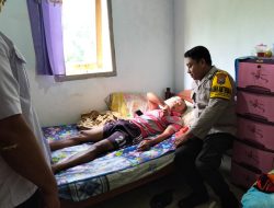 Peduli Warga Binaan, Bhabinkamtibmas Polsek Donomulyo Bripka Yuda Mastoer Anjangsana ke Rumah Warga Penderita Stroke
