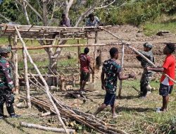 Manunggal TNI-Rakyat Satgas Yonif 521/DY Gotong royong bangun honai di Distrik Eragayam