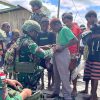 Pos Suator Satgas Yonif 123/Rajawali Bagikan Pakaian Layak Pakai Kepada Masyarakat Emnam