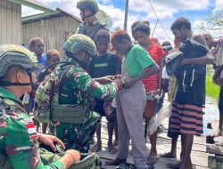 Pos Suator Satgas Yonif 123/Rajawali Bagikan Pakaian Layak Pakai Kepada Masyarakat Emnam