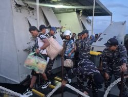 Respons Cepat KRI Panah-626 Evakuasi Penumpang KM Cantika Lestari 9C yang Kandas di Teluk Weda