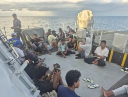 Profesionalisme TNI AL: KRI Panah-626 Evakuasi 51 Penumpang KM Cantika Lestari 9C yang Kandas di Teluk Weda