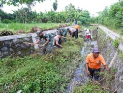 Tiga Pilar Bersinergi, Aksi Karya Bakti Bersama Kodim 0808/Blitar Memperingati Hari Juang Kartika Di Kelurahan Klampok
