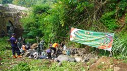 TNI AD Gelar Karya Bakti Bersihkan Sungai di Ampel Boyolali dalam Rangka Hari Juang TNI AD ke-80