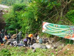 TNI AD Gelar Karya Bakti Bersihkan Sungai di Ampel Boyolali dalam Rangka Hari Juang TNI AD ke-80