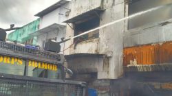 Quick Respon Brimob Polda Maluku, Gerak Cepat Padamkan Kebakaran di Pasar Mardika