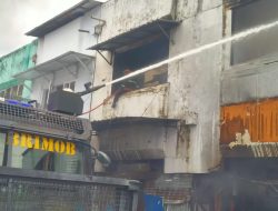 Quick Respon Brimob Polda Maluku, Gerak Cepat Padamkan Kebakaran di Pasar Mardika