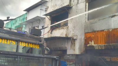 Quick Respon Brimob Polda Maluku, Gerak Cepat Padamkan Kebakaran di Pasar Mardika