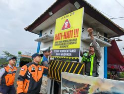 Cegah Kecelakaan, Polres Malang Pasang Banner Imbauan di Jalur Bromo