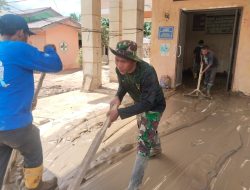 TNI Turun Tangan Bersihkan Puskesmas Langkahan dari Sisa Lumpur Banjir