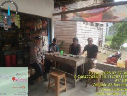 Dialog Santai Polisi dan Warga Demi Keamanan Lingkungan  Polsek Air Besar ~ Polres Landak ~ Polda Kalbar ~ Dalam rangka menjaga situasi keamanan dan ketertiban masyarakat (Kamtibmas), personel Polsek Air Besar melaksanakan patroli dialogis dengan menyambangi warga di wilayah hukum Polsek Air Besar, Kabupaten Landak, Sabtu (13/12/2025).  Dalam kegiatan tersebut, petugas kepolisian berdialog langsung dengan warga yang sedang berkumpul di warung kopi. Petugas menyampaikan himbauan agar masyarakat senantiasa menjaga keamanan lingkungan, meningkatkan kewaspadaan terhadap tindak kriminalitas, serta menghindari perbuatan yang dapat mengganggu ketertiban umum.  Petugas juga mengajak warga untuk berperan aktif dalam menjaga Kamtibmas dengan segera melaporkan kepada pihak kepolisian apabila mengetahui atau melihat adanya potensi gangguan keamanan di lingkungan sekitar.  Kapolres Landak, AKBP Devi Ariantari, S.H., S.I.K., melalui Kapolsek Air Besar, IPTU Mohammad Ibrahim Malik, S.H., menjelaskan secara terpisah bahwa patroli dialogis merupakan salah satu upaya preventif Polri untuk mendekatkan diri dengan masyarakat serta menyerap informasi secara langsung dari warga.  “Melalui patroli dialogis ini, kami ingin membangun komunikasi yang baik antara polisi dan masyarakat, sehingga tercipta rasa aman dan nyaman di tengah-tengah warga,” jelas Kapolsek.  Lanjut Kapolsek menambahkan, dengan adanya interaksi langsung seperti ini diharapkan masyarakat tidak segan untuk menyampaikan keluhan maupun informasi yang berkaitan dengan keamanan lingkungan. Selain itu, kehadiran polisi di tengah masyarakat juga diharapkan dapat mencegah terjadinya tindak kriminalitas sejak dini.  Kegiatan patroli dialogis berjalan dengan aman, lancar, dan mendapat respons positif dari warga yang menyambut baik kehadiran aparat kepolisian di lingkungannya.