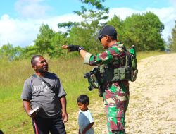 Pos Okpol Yonif 751/VJS Anjangsana ke Kampung Polsam: Bagikan Alkitab Gratis Sambut Natal dengan Sukacita