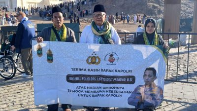 Kapolri Kembali Memberangkatkan Umroh Gratis, Kali Ini Juru Kunci Makam Sunan Giri dan Makam Sunan Prapen