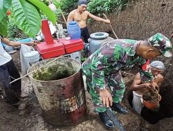 Babinsa Desa Boro Bersama Poktan Makmur Perbaiki Diesel Pompa Pertanian