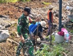 Cegah Longsor, Babinsa Nogosari Gotong Royong Bangun Talud Bersama Warga