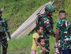 Pos Okpol Yonif 751/VJS Anjangsana ke Kampung Polsam: Bagikan Alkitab Gratis Sambut Natal dengan Sukacita