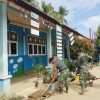 Anggota Koramil 06/Samudera Bersihkan SD Negeri 2 Samudera Pasca Banjir dengan Alat Seadanya