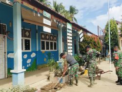 Anggota Koramil 06/Samudera Bersihkan SD Negeri 2 Samudera Pasca Banjir dengan Alat Seadanya