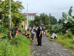 Babinsa Bersama Masyarakat Gotong Royong Bersihkan Lingkungan