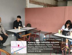 Duduk Santai Sambil Memberikan Pesan Kamtibmas Kepada Masyarakat Saat Personil Polsek Ngabang Melaksanakan Patroli