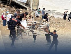 Gunakan Jembatan Sling Baja, Brimob Polda Aceh Bantu Salurkan Bantuan Logistik Untuk Masyarakat