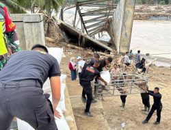 Gunakan Jembatan Sling Baja, Brimob Polda Aceh Bantu Salurkan Bantuan Logistik Untuk Masyarakat