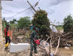 Koramil 29/Langkahan Bersama Basarnas UNS dan Pegawai Puskesmas Laksanakan Pembersihan Puskesmas Pasca Banjir
