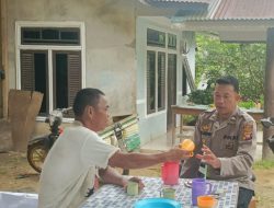 Duduk Santai Penuh Canda, Polisi dan Warga Sebangki Jalin Silaturahmi