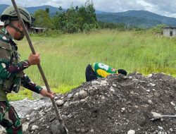 Personil Pos Kout Elelim Satgas Yonif Gotong Royong Perbaikan Jalan Satgas Yonif 521/DY di Distrik Elelim