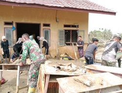 Sinergi Kodim 0103/Aut dan Mahasiswa Unimal Bersihkan SD Negeri 5 Samudera Pasca Banjir
