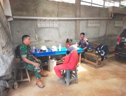Babinsa Pulokerto Komsos dengan Pekerja Tol Palembang–Betung, Tekankan Keselamatan Kerja
