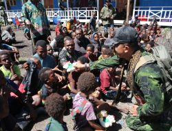 Bakar Batu di Hitadipa, Hangatkan Kebersamaan Sambut Natal 2025 Bersama Pangkogabwilhan III